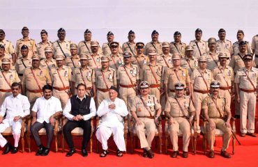 राज्यपालांच्या हस्ते  राष्ट्रपती पोलीस पदक व गुणवत्तापूर्ण सेवेसाठी पोलीस पदक प्रदान