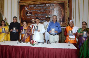 राज्यपालांनी केले डॉ. अनिल काकोडकरांवरील चरित्रात्मक पुस्तकाचे प्रकाशन