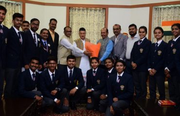Governor pats NSS volunteers from Maharashtra returning from RDC