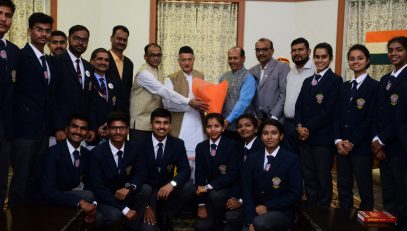 Governor pats NSS volunteers from Maharashtra returning from RDC