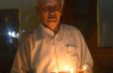05.04.2020: Responding to the call given by Prime Minister Narendra Modi, Governor Bhagat Singh Koshyari lighted traditional lamps at 9 pm at Raj Bhavan, Mumbai to express solidarity with the nation in its fight against the challenge posed by COVID -19