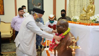 14.04.2020: राज्यघटनेचे शिल्पकार भारतरत्न डॉ. बाबासाहेब आंबेडकर यांच्या १२९ व्या जयंतीनिमित्त राज्यपाल भगतसिंह कोश्यारी यांनी आज राजभवन, मुंबई येथे डॉ. आंबेडकरांच्या अर्धाकृती पुतळ्याला पुष्पहार अर्पण करून आपली आदरांजली वाहिली.