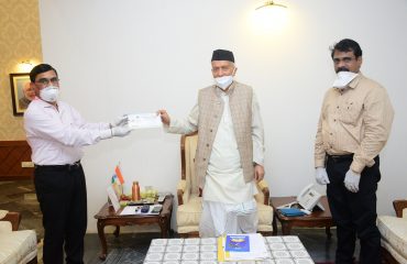 महात्मा गांधीवरील पत्रलेखन स्पर्धेत राज्यपालांना मिळाले प्रथम पारितोषिक