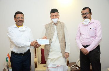 डाक विभागातील करोना बाध‍ितांना राज्यपालांकडून एक लाख रुपयांची मदत प्रदान