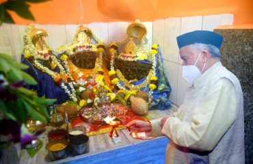 Governor performs Arti at Raj Bhavan Devi