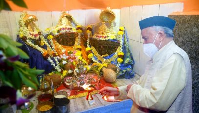 Governor performs Arti at Raj Bhavan Devi