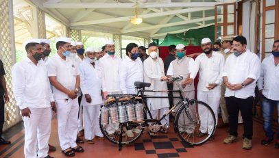 Governor presents bicycles to Dabbawalas