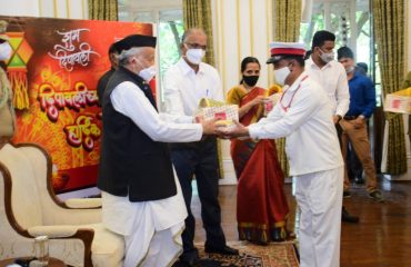 Governor distributed sweets and sky lamp to the staff of Raj Bhavan