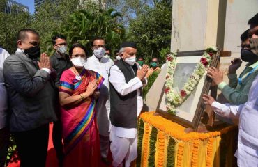 माजी मुख्यमंत्री व सहकार महर्षी वसंतदादा पाटील यांच्या १०३ व्या जयंतीनिमित्त राज्यपाल भगतसिंह कोश्यारी यांनी विधान भवन परिसरातील वसंतदादांच्या पुतळयाला पुष्पहार अर्पण करुन अभिवादन केले. यावेळी विधानपरिषदेच्या उपसभापती डॉ. नीलम गोऱ्हे प्रामुख्याने उपस्थित होत्या.