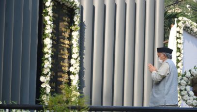 Governor pays tribute to the police officers who laid down their lives in 26/11 attack