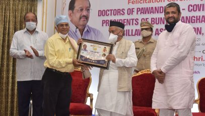 Governor felicitates Doctors from dedicated Covid – 19 Centre
