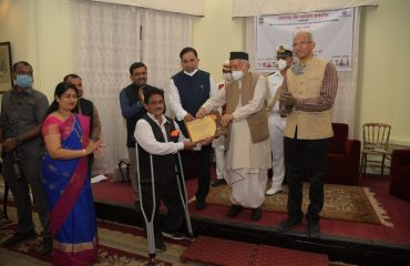 Governor felicitated doctors and health workers at a felicitation of Corona Warriors organized by the COMHAD in Nagpur