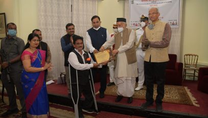 Governor felicitated doctors and health workers at a felicitation of Corona Warriors organized by the COMHAD in Nagpur