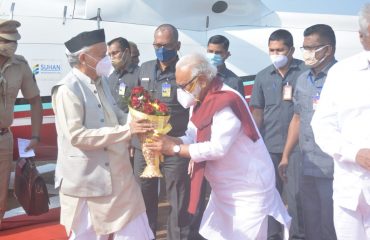 03.02.2021 : नाशिक येथील ठेंगोडा हेलिपॅडवर राज्यपालांचे स्वागत