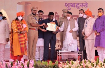 04.02.2021 : Governor felicitated Doctors, Police personel and social wrokers