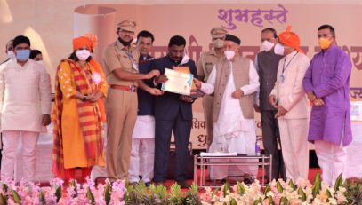 04.02.2021 : Governor felicitated Doctors, Police personel and social wrokers