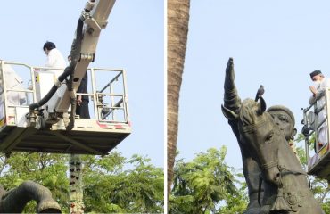 19.02.2021 : Governor Bhagat Singh Koshyari offered floral tributes to the equstrian statue of Chhatrapati Shivaji Maharaj at Shivaji Park, Mumbai on the occasion of Shiv Jayanti. Minister of Public Works Ashok Chavan, Mayor of Mumbai Kishori Pednekar, former Mayors, Municipal Commissionor I S Chahal and officials were present.