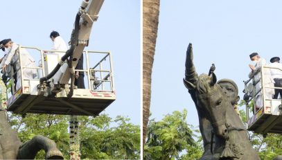 19.02.2021 : Governor Bhagat Singh Koshyari offered floral tributes to the equstrian statue of Chhatrapati Shivaji Maharaj at Shivaji Park, Mumbai on the occasion of Shiv Jayanti. Minister of Public Works Ashok Chavan, Mayor of Mumbai Kishori Pednekar, former Mayors, Municipal Commissionor I S Chahal and officials were present.