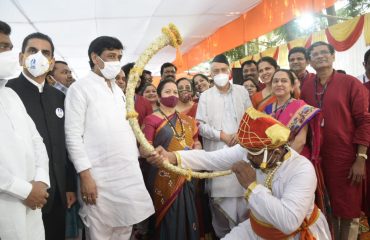 19.02.2021 : Governor Bhagat Singh Koshyari participated in the Shiv Jayanti celebrations organised by the Brihanmumbai Municipal Corporation at Krida Bhavan. Patriotic songs on the life of Chhatrapati Shivaji Maharaj were presented by the Sangeet Kala Academy comprising music teachers of BMC on the occasion.