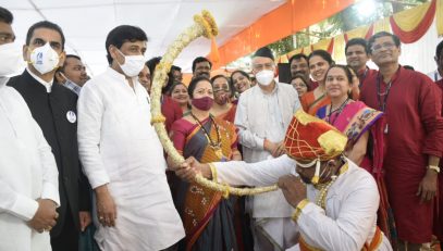 19.02.2021 : Governor Bhagat Singh Koshyari participated in the Shiv Jayanti celebrations organised by the Brihanmumbai Municipal Corporation at Krida Bhavan. Patriotic songs on the life of Chhatrapati Shivaji Maharaj were presented by the Sangeet Kala Academy comprising music teachers of BMC on the occasion.