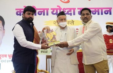 23.02.2021 : साप्ताहिक धगधगती मुंबईच्या ११ व्या वर्धापन दिनानिमित्त धारावीला करोनामुक्त करणाऱ्या करोना योद्ध्यांचा राज्यपालांच्या हस्ते राजभवन येथे सत्कार करण्यात आला.  यावेळी राज्यपालांच्या हस्ते खासदार राहुल शेवाळे, नगरसेवक वसंत नकाशे, नगरसेविका हर्षला आशिष मोरे, मुंबई महानगरपालिका सहाय्यक आयुक्त किरण दिघावकर, सहायक पोलीस आयुक्त रमेश नागरे, आरोग्य अधिकारी डॉ विरेंद्र मोहिते, इंडियन मेडिकल असोसिएशनचे उपाध्यक्ष डॉ. अनिल पाचणेकर, लावणी कलावंत महासंघाचे अध्यक्ष संतोष लिंबोरे व धगधगती मुंबईचे संपादक भीमराव धुळप यांसह ३० करोना योद्ध्यांचा सत्कार करण्यात आला.