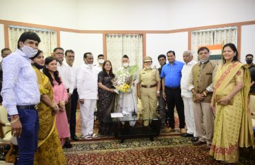 27.02.2021 : Governor felicitates Corona Warriors from International Marwari Federation