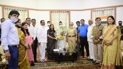 27.02.2021 : Governor felicitates Corona Warriors from International Marwari Federation