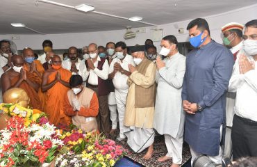 14.04.2021 : चैत्यभूमी येथे डॉ.बाबासाहेब आंबेडकर यांच्या जयंतीनिमित्त राज्यपालांचे अभिवादन