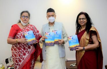 01.06.2021 : Governor releases book by SNDT VC