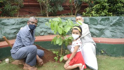 05.06.2021 : Governor Koshyari plants ‘Pride of India’ sapling in memory of Anerood Jugnauth