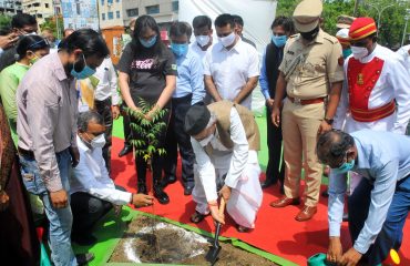 13.06.2021 : दैनिक भास्कर वृत्तपत्र समुहातर्फे आयोजित वृक्षारोपण अभियानाचा शुभारंभ