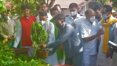 26.06.2021 : Governor plants sapling on the occasion of 54th birth anniversary of Tarun Sagar Maharaj