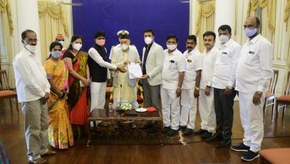 28.06.2021 : A delegation of 14 Sarpanchs including six women Sarpanchs led by Regional President of the Sarpanch Parishad Mumbai Datta Kakde Patil met Maharashtra Governor Bhagat Singh Koshyari and presented to him a memorandum at Raj Bhavan, Mumbai. Trustees of the Sarpanch Parishad including Avinash Avhad, Rajaram Potnis, Anand Jadhav, Ashwini Thorat were prominent among those present.