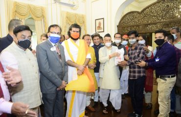 03.07.2021 : राज्यपालांच्या हस्ते दृष्टीहीन मुलांना डिजिटल स्मार्ट स्टीक्स प्रदान