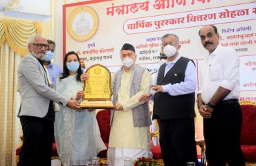 20.07.2021 : Governor Bhagat Singh Koshyari presented the K P Samak Lifetime Achievement Award to veteranjournalist and well-known artist Prakash Bal Joshi at Raj Bhavan, Mumbai. Senior journalist Chandan Shirwale (Pudhari), Kiran Tare (India Today) and Siddharth Godam (Lokmat New 18) were also conferred the Annual Awards for their outstanding contribution to journalism. Minister of State for Information and Public Relations Aditi Tatkare, senior journalist Bharat Kumar Raut and President of the Mantralaya Vidhi Mandal Vartahar Sangh Mandar Parkar were present on the dais.