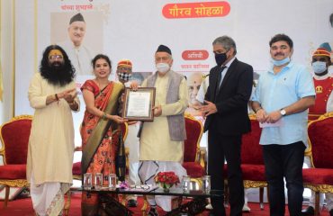 23.07.2021 : Marathi writer and poet Prof Dr. Manjusha Kulkarni was felicitated by Governor Bhagat Singh Koshyari for her literary achievements at Raj Bhavan, Mumbai. State Chief Information Commissioner Sumit Mullick, theatre personality Prashant Damle, vedik scholar and astrologer Atul Shastri Bhagre Guruji, music composer Kaushal Inamdar were present.