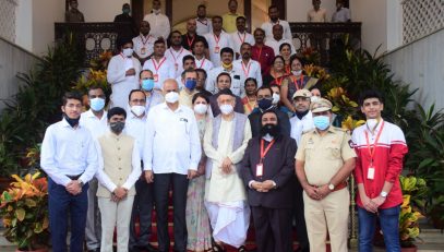 Governor Bhagat Singh Koshyari presented the COVID Sanjeevani Award to renowned Ophthalmic surgeon and former Director of Medical Education Dr T P Lahane, Raigad Collector Nidhi Chaudhari and 13 officials at Raj Bhavan, Mumbai. Commissioner of Panvel Municipal Corporation Ganesh Deshmukh, Commissioner Bhiwandi Sudhakar Deshmukh and CEO, Kalyan Dombivali Smart City Dr Prashant Rasal were among those felicitated on the occasion.