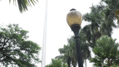 Governor hoisted the national flag on the occasion of 75th Independence Day in Pune