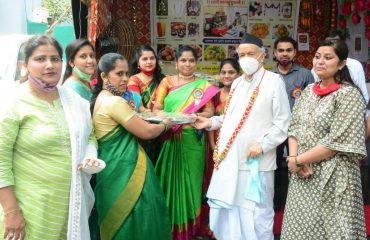 05.09.2021 : Governor visited the stall started by a women's self help group at Raj Bhavan