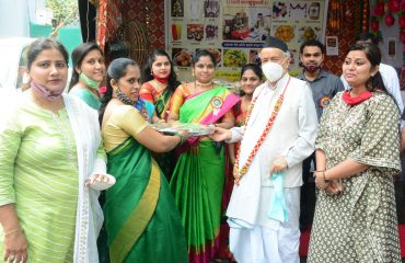 05.09.2021 : साई लीला फाउंडेशनच्या खाद्यपदार्थ व सजावटीच्या सामान विक्री केंद्राला राज्यपालांची भेट