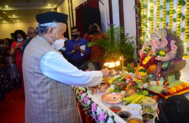 10.09.2021: राज्यपाल भगतसिंह कोश्यारी यांनी राजभवन परिवाराच्या गणेशोत्सव मंडळाला भेट देऊन श्री गणरायाची आरती केली. यावेळी लहान मुलांनी सादर केलेल्या संगित – नृत्य कार्यक्रमाला उपस्थित राहून राज्यपालांनी मुलांना कौतुकाची थाप दिली.