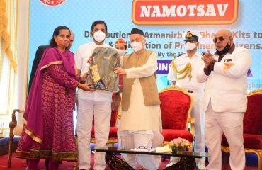 27.09.2021: सिंधी हेरिटेज फाउंडेशनच्या वतीने युवकांना राज्यपालांच्या हस्ते स्वयंरोजगार कीट’चे वाटप