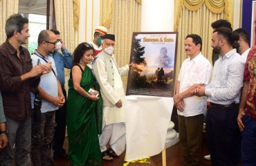 04.10.2021 : ‘समोसा अँड सन्स’ चित्रपटाच्या पोस्टरचे राज्यपालांच्या हस्ते अनावरण