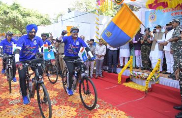 12.10.2021 : Governor Koshyari flagged off a Cycle Rally organized by the CRPF at Gadchiroli