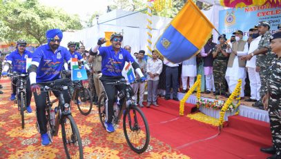 12.10.2021 : Governor Koshyari flagged off a Cycle Rally organized by the CRPF at Gadchiroli