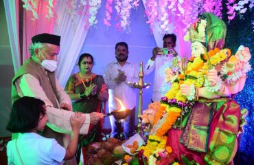 Governor visits Navratri Mandal; performs arti with staff