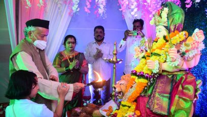 Governor visits Navratri Mandal; performs arti with staff