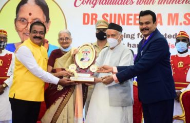 29.10.2021: Governor Bhagat Singh Koshyari felicitated senior writer, journalist and retired Professor of Kannada Dr. Sunitha Shetty at Raj Bhavan, Mumbai. The felicitation was organised by the Kannadig Patrakartara Sangha Maharashtra. President of Kannadiga Patrakartara Sangha Maharashtra Rons Bantwal, Vice President Ranga Poojary, General Secretary Ashoka Suvarna, Treasurer Nagesh Poojary Elinje, Secretary Raveendra Shetty Thalipady and others were present on the occasion.