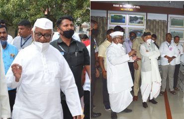28.10.2021: Governor met Anna Hazare at Ralegan Siddhi in Ahmednagar District