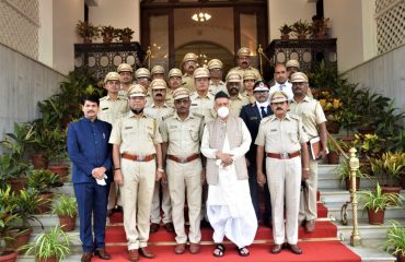 08.11.2021: वाहतूक सुरक्षा दल व नागरी संरक्षण अधिकाऱ्यांना राज्यपालांची कौतुकाची थाप